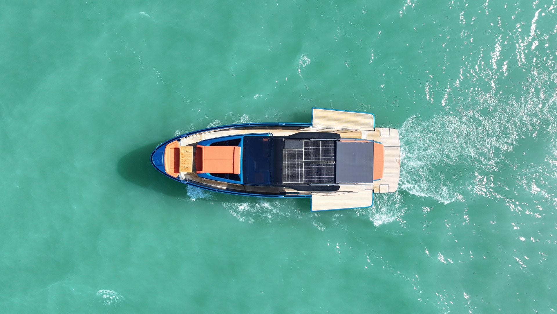 Top view of a boat with Telescopic Shade marine roof