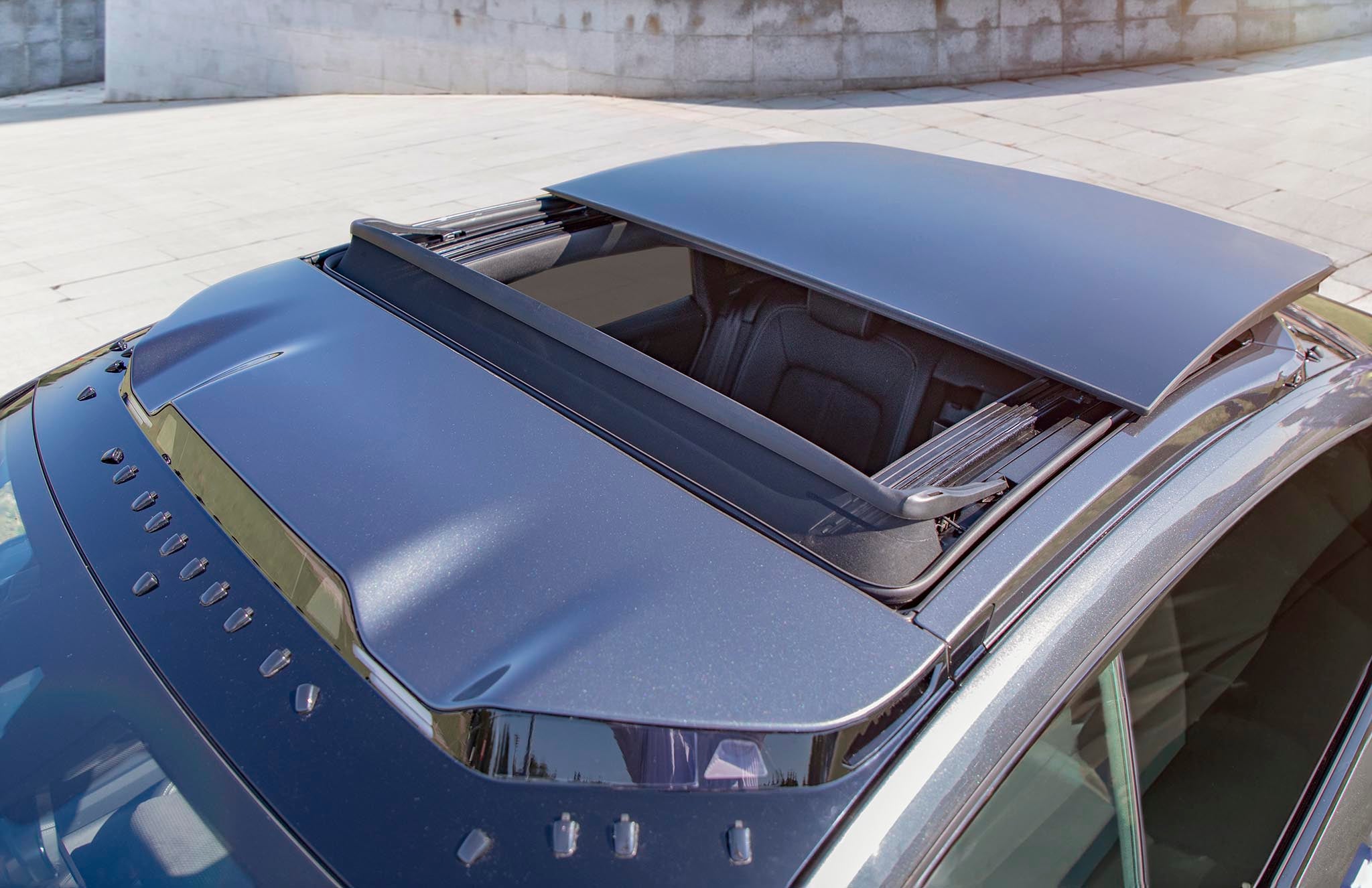 Dachsystem für autonomes Fahren inklusive aufklappbarer Dachfunktionen