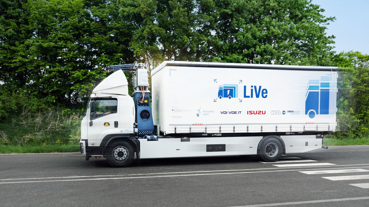 Elektrischer Lkw mit pantografischer Ladeeinheit im LiVe‑Projekt; Webasto als Systempartner demonstriert pantografische Ladelösung mit RWTH auf der IAA