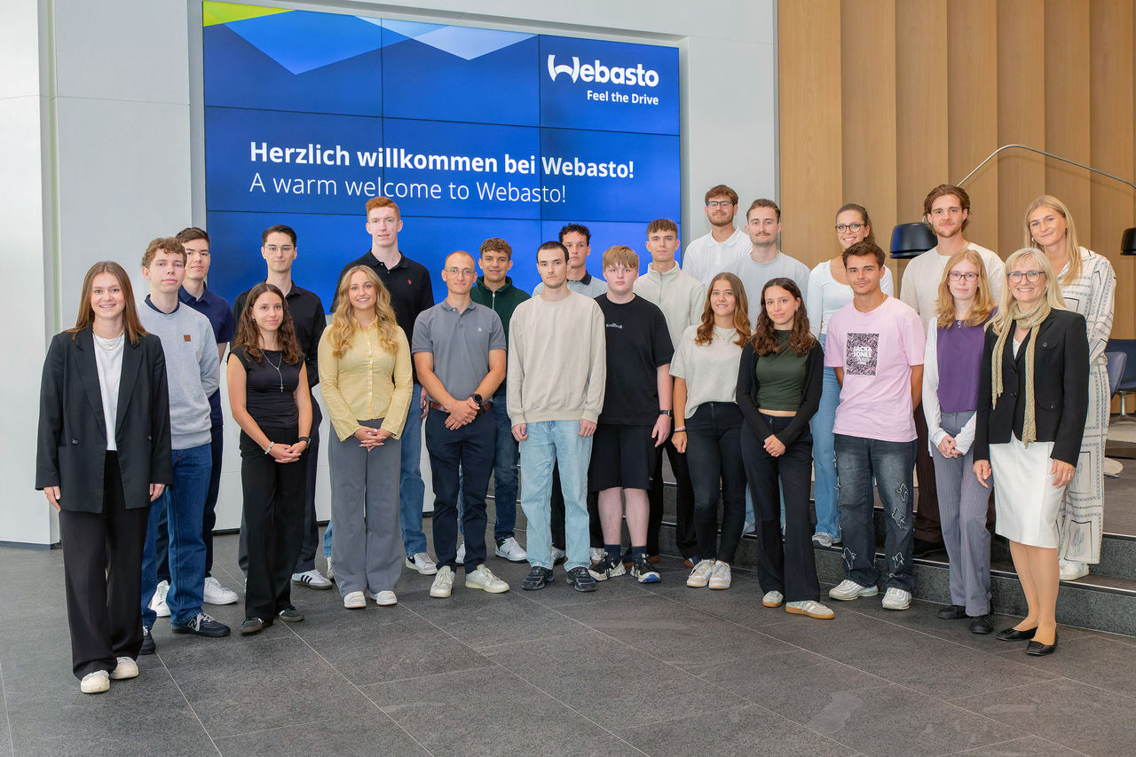 Neue Auszubildende 2025 am Standort Stockdorf begrüßt, Gruppenaufnahme im Foyer zur Presse über Ausbildungsstart und Webastos Engagement als Systempartner.