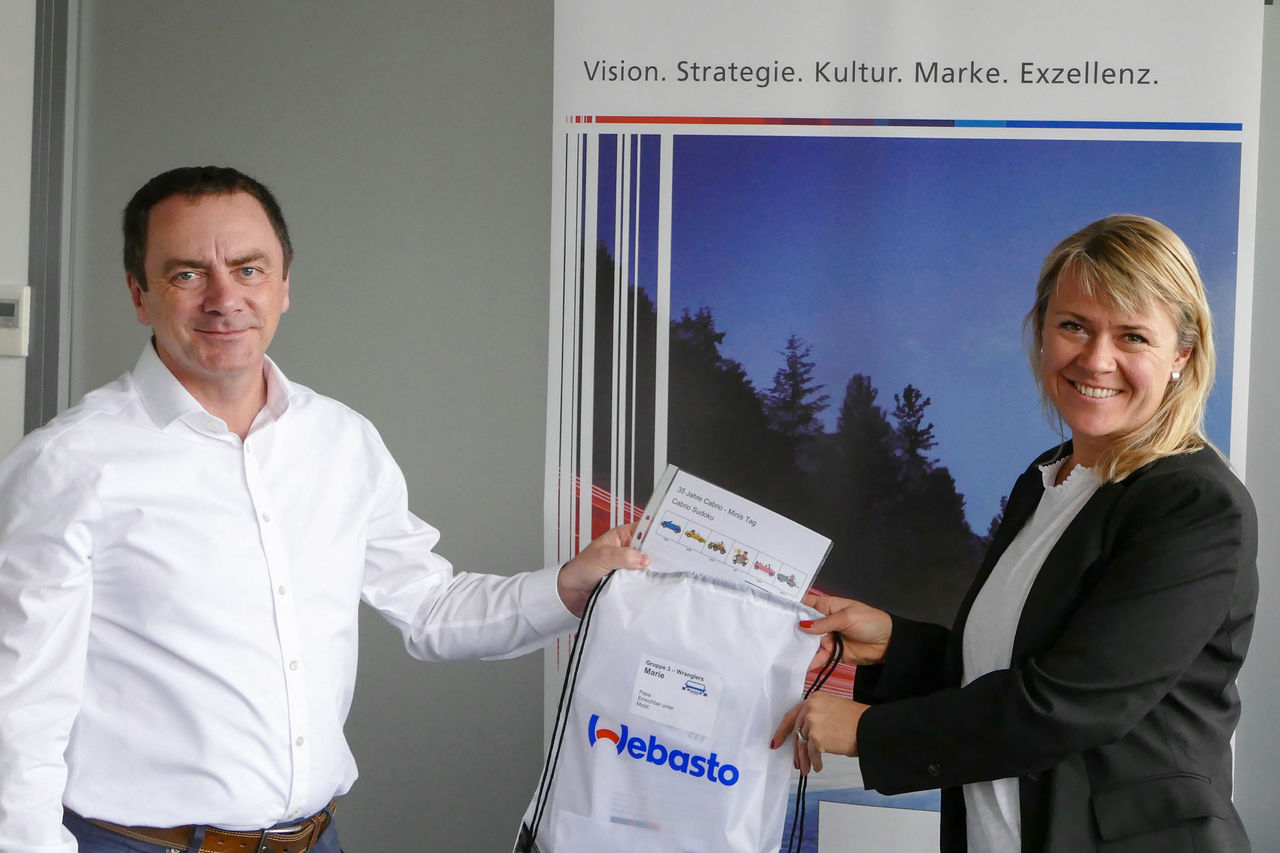 Übergabe von Webasto-Bastelsets an die Kindertagalternative Hengersberg zur Stärkung lokaler Kinderangebote und zum Engagement von Webasto als Systempartner.