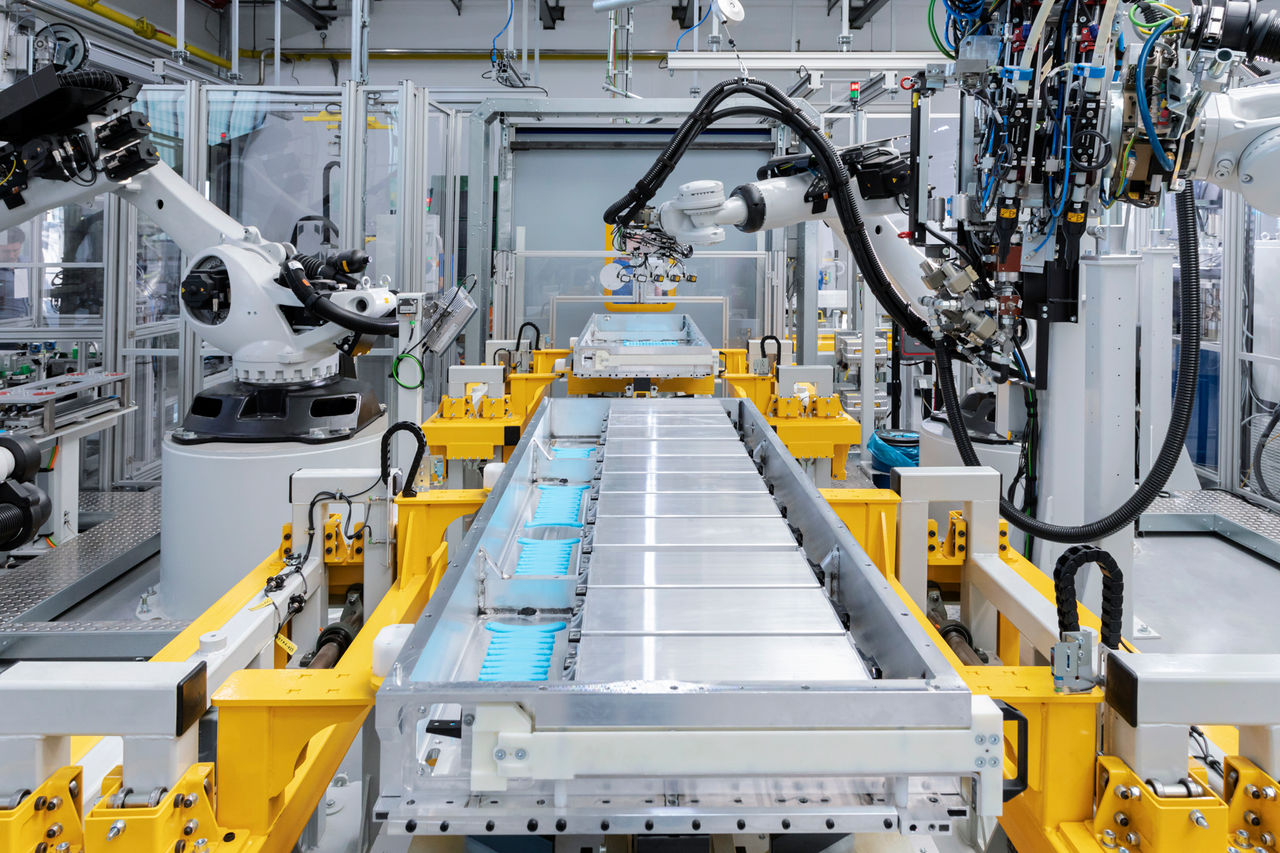 Roboterbasierte Batteriefertigung in Schierling mit modularen Batteriepaketen zur nachhaltigen Elektrifizierung; Webasto als globaler Systempartner.