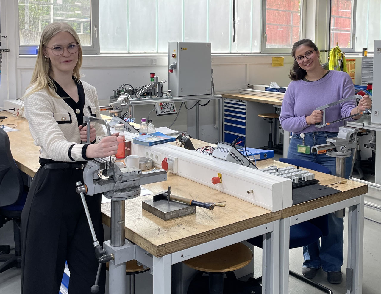 Teilnehmende beim Girls' Day in Utting beim praktischen Technik-Workshop zur Förderung weiblicher Nachwuchskräfte und Ausbildungsperspektiven bei Webasto.