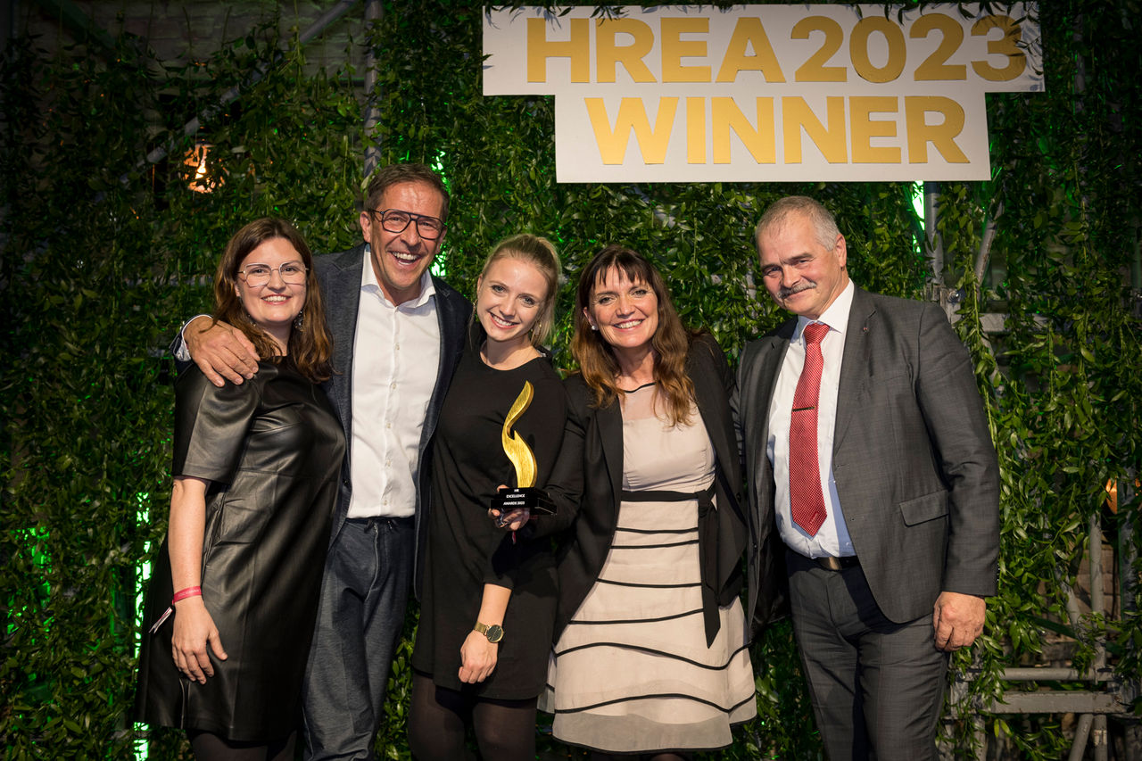 Webasto als Systempartner: Team bei der Verleihung des HR Excellence Award 2023 mit Trophäe vor „HREA2023 WINNER“-Banner, Presseinfo zur HR-Auszeichnung