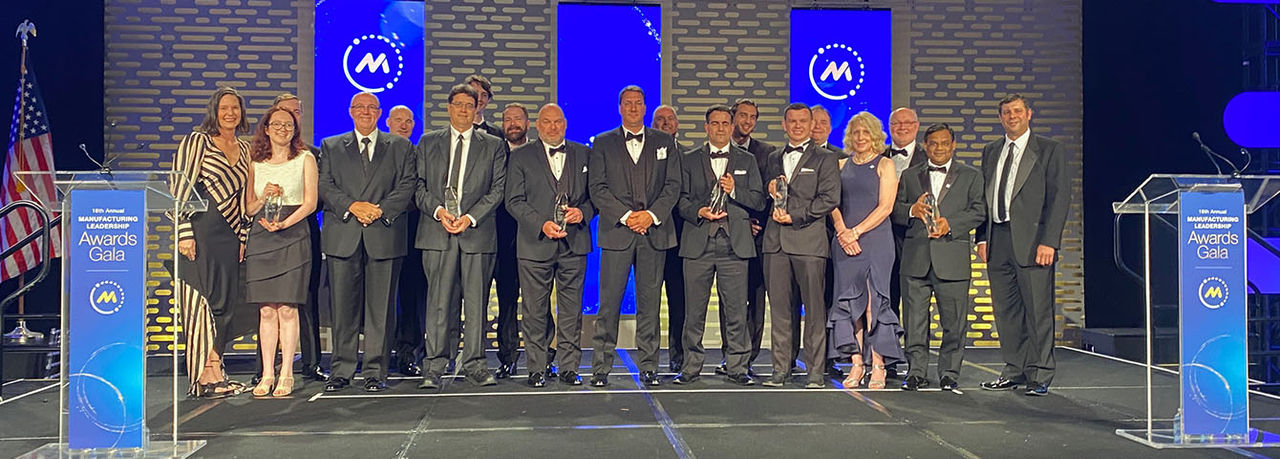 Webasto auf der Manufacturing Leadership Awards Gala 2022 mit Trophäen für Fertigungs-Exzellenz, Pressebild zur Stärkung der Rolle als globaler Systempartner.