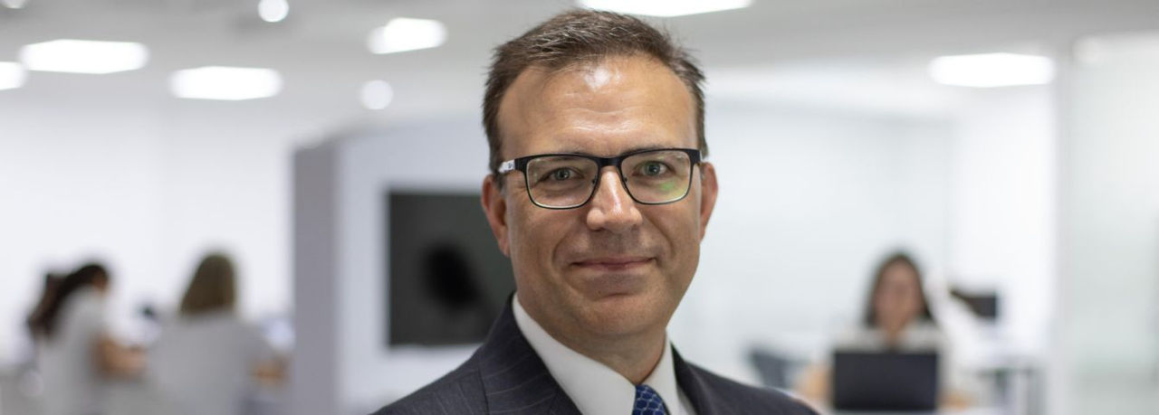 Porträt des neuen CEO und Präsidenten der Americas-Region im Bürokontext, relevant für Presse zu Webastos Strategie als globaler Systempartner.