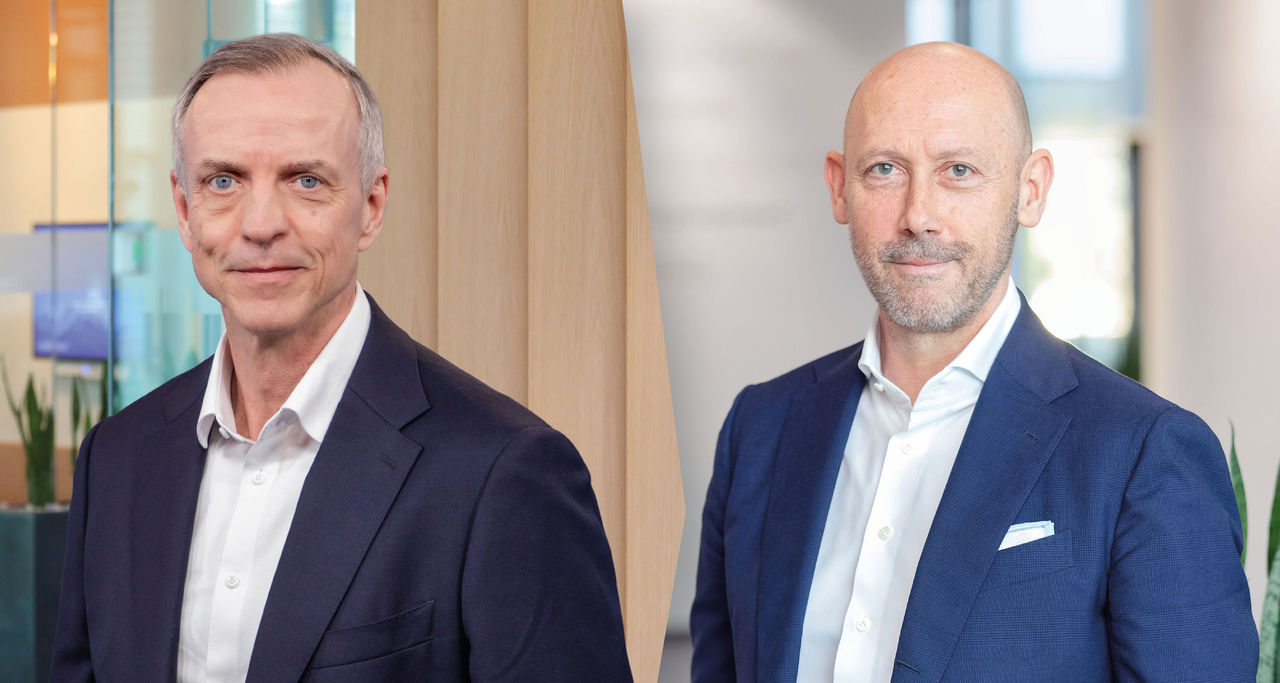 Zwei Führungskräfte in geschäftlichem Umfeld zur Finanzierung bis Ende 2028, Pressebild, das Webasto als strategischen Systempartner zeigt.