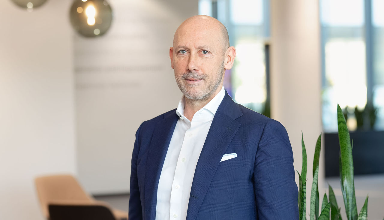 Porträt eines leitenden Restrukturierungsmanagers der Webasto SE in Businesskleidung im Unternehmensumfeld, nutzbar für Pressemitteilungen zur Neuausrichtung.