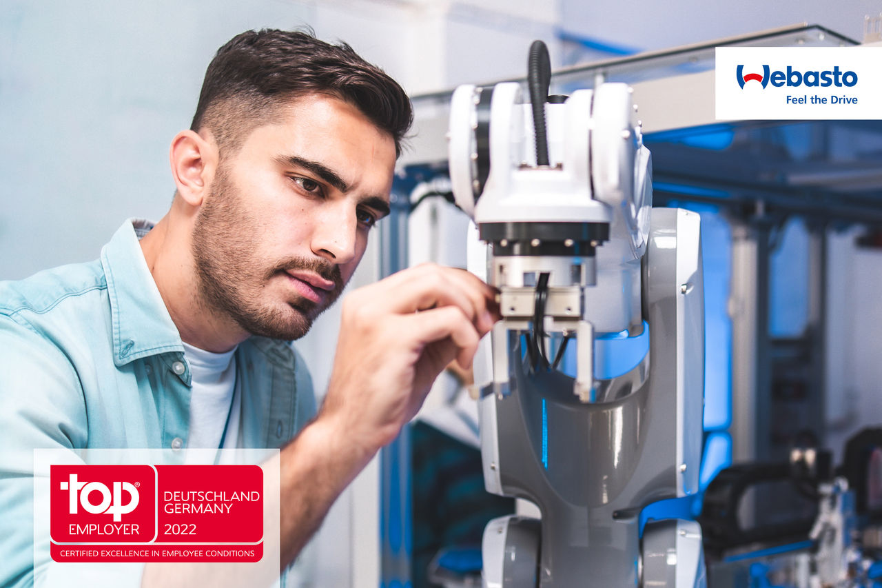 Top Employer 2022-Auszeichnung neben Webasto-Logo und Roboterarm symbolisiert Innovationskraft, Mitarbeiterfokus und Webastos Kompetenz als Systempartner.