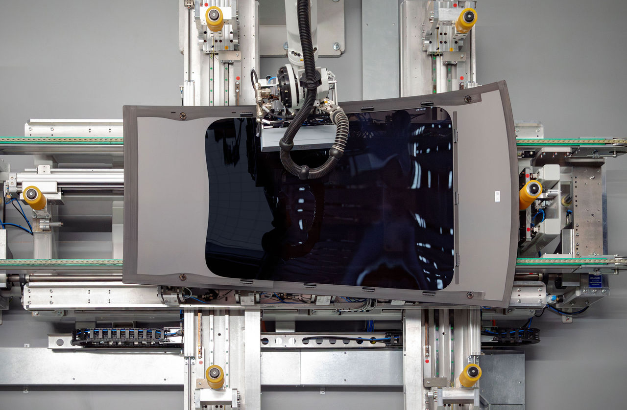 Produktion des Fixed Transparent Module (FTM) auf automatisierter Linie; zeigt Webasto als globalen Systempartner in Pressemitteilung zum Joint Venture China.