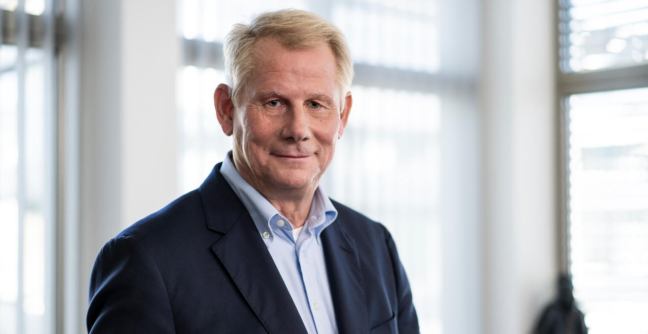 Executive portrait for The Group leadership page: senior Webasto executive in suit conveying corporate leadership and Webasto as a global systems partner.