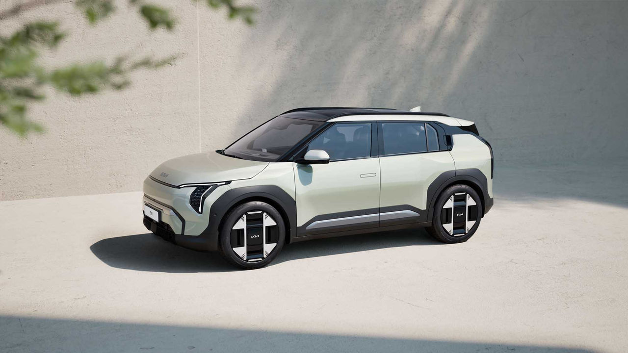 Kia EV3 Kompakt-SUV in seitlich-vorderer Studioansicht für Pressemitteilung im Newsroom; verwendet in PR zu neuem Modell, Webasto als Systempartner.
