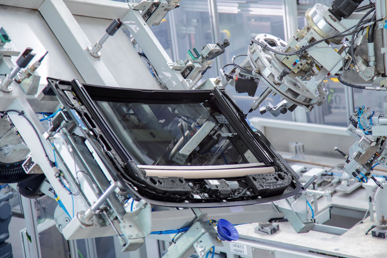 Automated sunroof assembly at Webasto plant illustrating roof systems manufacturing and quality-controlled vehicle roof production (archive)